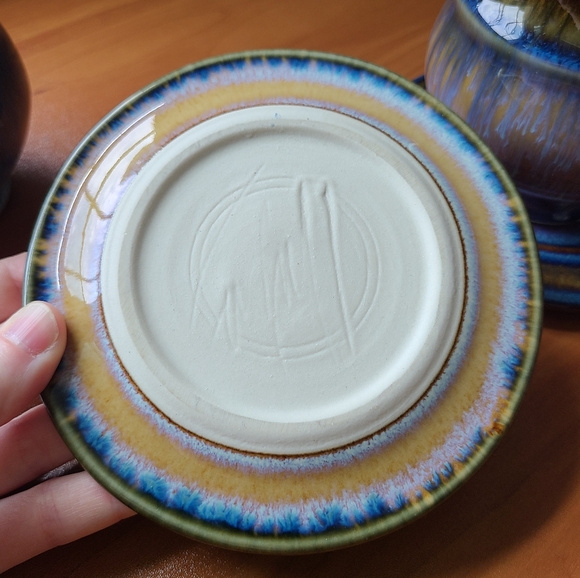 Signed pottery mugs and saucers - Picture 8 of 8
